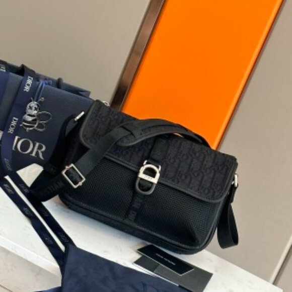 Classic DIOR Bag: A Stylish and Versatile Choice for Elegance - Picture 1 of 4